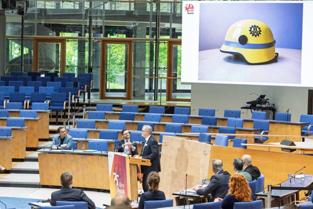 Festakt 75 Jahre Beschaffungsamt des BMI in Bonn Rede Präsident des BeschA Dr. Alexander EISVOGEL - Festakt zum 75-jährigen Bestehen des Beschaffungsamtes des BMI im ehemaligen Plenarsaal des Deutschen Bundestages, der heute Teil des World Conference Center Bonn ist. Das Beschaffungsamt gilt als größter ziviler Beschaffer des Bundes und beschafft unter anderem für das Technische Hilfswerk. Bonn Gronau Rheinland-Pfalz Deutschland Copyright: xMarcxJohnx