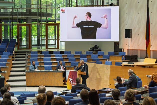 Festakt 75 Jahre Beschaffungsamt des BMI in Bonn Rede Präsident des BeschA Dr. Alexander EISVOGEL - Festakt zum 75-jährigen Bestehen des Beschaffungsamtes des BMI im ehemaligen Plenarsaal des Deutschen Bundestages, der heute Teil des World Conference Center Bonn ist. Das Beschaffungsamt gilt als größter ziviler Beschaffer des Bundes und beschafft unter anderem für das Technische Hilfswerk. Bonn Gronau Rheinland-Pfalz Deutschland Copyright: xMarcxJohnx