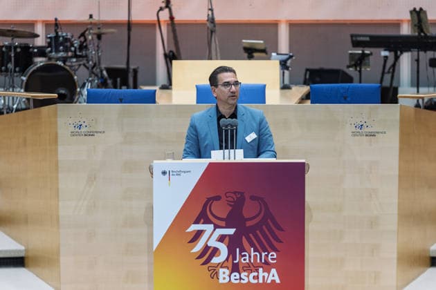 Festakt 75 Jahre Beschaffungsamt des BMI in Bonn Rede Oberbürgermeister der Stadt Bonn Guido DEUS (CDU) - Festakt zum 75-jährigen Bestehen des Beschaffungsamtes des BMI im ehemaligen Plenarsaal des Deutschen Bundestages, der heute Teil des World Conference Center Bonn ist. Das Beschaffungsamt gilt als größter ziviler Beschaffer des Bundes und beschafft unter anderem für das Technische Hilfswerk. Bonn Gronau Rheinland-Pfalz Deutschland Copyright: xMarcxJohnx