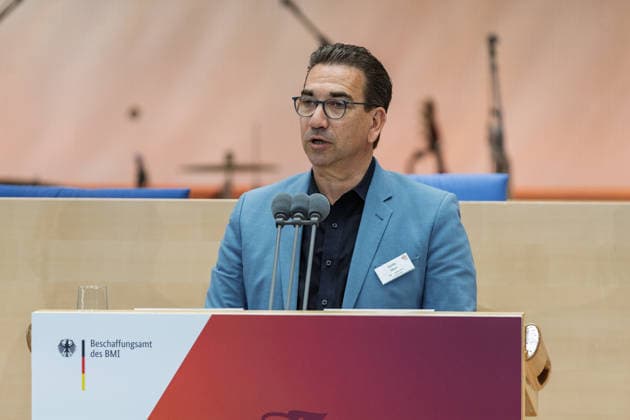 Festakt 75 Jahre Beschaffungsamt des BMI in Bonn Rede Oberbürgermeister der Stadt Bonn Guido DEUS (CDU) - Festakt zum 75-jährigen Bestehen des Beschaffungsamtes des BMI im ehemaligen Plenarsaal des Deutschen Bundestages, der heute Teil des World Conference Center Bonn ist. Das Beschaffungsamt gilt als größter ziviler Beschaffer des Bundes und beschafft unter anderem für das Technische Hilfswerk. Bonn Gronau Rheinland-Pfalz Deutschland Copyright: xMarcxJohnx