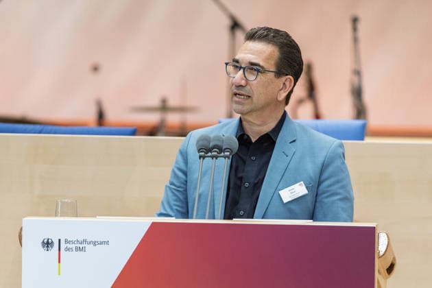 Festakt 75 Jahre Beschaffungsamt des BMI in Bonn Rede Oberbürgermeister der Stadt Bonn Guido DEUS (CDU) - Festakt zum 75-jährigen Bestehen des Beschaffungsamtes des BMI im ehemaligen Plenarsaal des Deutschen Bundestages, der heute Teil des World Conference Center Bonn ist. Das Beschaffungsamt gilt als größter ziviler Beschaffer des Bundes und beschafft unter anderem für das Technische Hilfswerk. Bonn Gronau Rheinland-Pfalz Deutschland Copyright: xMarcxJohnx