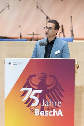 Festakt 75 Jahre Beschaffungsamt des BMI in Bonn Rede Oberbürgermeister der Stadt Bonn Guido DEUS (CDU) - Festakt zum 75-jährigen Bestehen des Beschaffungsamtes des BMI im ehemaligen Plenarsaal des Deutschen Bundestages, der heute Teil des World Conference Center Bonn ist. Das Beschaffungsamt gilt als größter ziviler Beschaffer des Bundes und beschafft unter anderem für das Technische Hilfswerk. Bonn Gronau Rheinland-Pfalz Deutschland Copyright: xMarcxJohnx