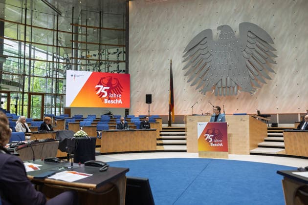 Festakt 75 Jahre Beschaffungsamt des BMI in Bonn Rede Oberbürgermeister der Stadt Bonn Guido DEUS (CDU) - Festakt zum 75-jährigen Bestehen des Beschaffungsamtes des BMI im ehemaligen Plenarsaal des Deutschen Bundestages, der heute Teil des World Conference Center Bonn ist. Das Beschaffungsamt gilt als größter ziviler Beschaffer des Bundes und beschafft unter anderem für das Technische Hilfswerk. Bonn Gronau Rheinland-Pfalz Deutschland Copyright: xMarcxJohnx