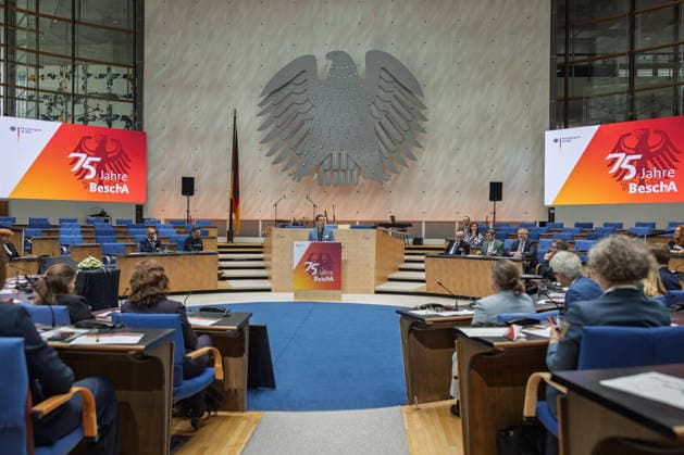 Festakt 75 Jahre Beschaffungsamt des BMI in Bonn Rede Oberbürgermeister der Stadt Bonn Guido DEUS (CDU) - Festakt zum 75-jährigen Bestehen des Beschaffungsamtes des BMI im ehemaligen Plenarsaal des Deutschen Bundestages, der heute Teil des World Conference Center Bonn ist. Das Beschaffungsamt gilt als größter ziviler Beschaffer des Bundes und beschafft unter anderem für das Technische Hilfswerk. Bonn Gronau Rheinland-Pfalz Deutschland Copyright: xMarcxJohnx