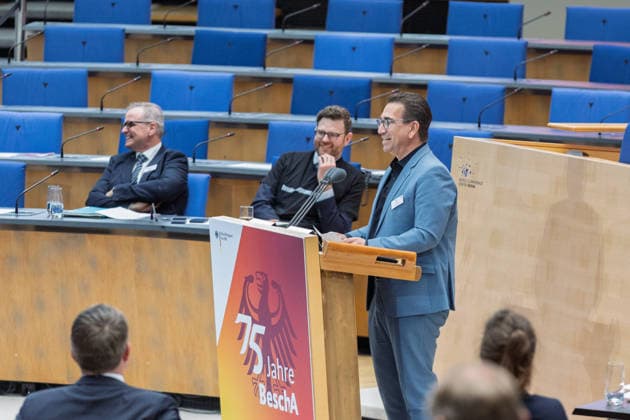 Festakt 75 Jahre Beschaffungsamt des BMI in Bonn Rede Oberbürgermeister der Stadt Bonn Guido DEUS (CDU) - Festakt zum 75-jährigen Bestehen des Beschaffungsamtes des BMI im ehemaligen Plenarsaal des Deutschen Bundestages, der heute Teil des World Conference Center Bonn ist. Das Beschaffungsamt gilt als größter ziviler Beschaffer des Bundes und beschafft unter anderem für das Technische Hilfswerk. Bonn Gronau Rheinland-Pfalz Deutschland Copyright: xMarcxJohnx