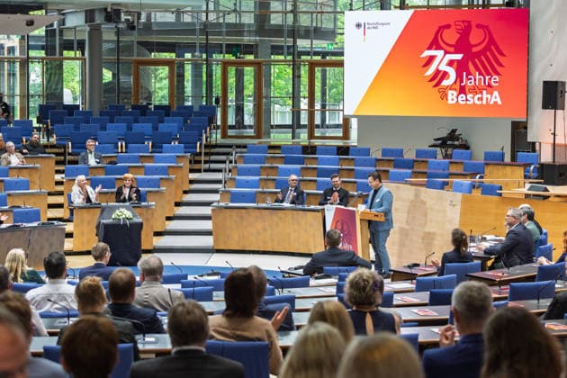 Festakt 75 Jahre Beschaffungsamt des BMI in Bonn Rede Oberbürgermeister der Stadt Bonn Guido DEUS (CDU) - Festakt zum 75-jährigen Bestehen des Beschaffungsamtes des BMI im ehemaligen Plenarsaal des Deutschen Bundestages, der heute Teil des World Conference Center Bonn ist. Das Beschaffungsamt gilt als größter ziviler Beschaffer des Bundes und beschafft unter anderem für das Technische Hilfswerk. Bonn Gronau Rheinland-Pfalz Deutschland Copyright: xMarcxJohnx