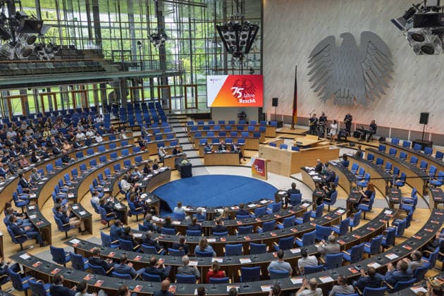 Festakt 75 Jahre Beschaffungsamt des BMI in Bonn Rede Oberbürgermeister der Stadt Bonn Guido DEUS (CDU) - Festakt zum 75-jährigen Bestehen des Beschaffungsamtes des BMI im ehemaligen Plenarsaal des Deutschen Bundestages, der heute Teil des World Conference Center Bonn ist. Das Beschaffungsamt gilt als größter ziviler Beschaffer des Bundes und beschafft unter anderem für das Technische Hilfswerk. Bonn Gronau Rheinland-Pfalz Deutschland Copyright: xMarcxJohnx