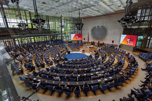 Festakt 75 Jahre Beschaffungsamt des BMI in Bonn Rede Oberbürgermeister der Stadt Bonn Guido DEUS (CDU) - Festakt zum 75-jährigen Bestehen des Beschaffungsamtes des BMI im ehemaligen Plenarsaal des Deutschen Bundestages, der heute Teil des World Conference Center Bonn ist. Das Beschaffungsamt gilt als größter ziviler Beschaffer des Bundes und beschafft unter anderem für das Technische Hilfswerk. Bonn Gronau Rheinland-Pfalz Deutschland Copyright: xMarcxJohnx