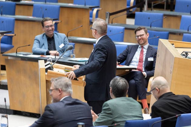 Festakt 75 Jahre Beschaffungsamt des BMI in Bonn Rede Präsident des BeschA Dr. Alexander EISVOGEL - Festakt zum 75-jährigen Bestehen des Beschaffungsamtes des BMI im ehemaligen Plenarsaal des Deutschen Bundestages, der heute Teil des World Conference Center Bonn ist. Das Beschaffungsamt gilt als größter ziviler Beschaffer des Bundes und beschafft unter anderem für das Technische Hilfswerk. Bonn Gronau Rheinland-Pfalz Deutschland Copyright: xMarcxJohnx