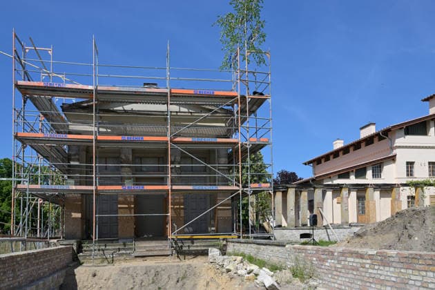 Richtfest bei den Römischen Bädern Richtfest bei den Römischen Bädern am 18.05.2026 im Potsdamer Park Sanssouci. Bis 2029 sollen die Restaurierungsarbeiten an dem Ensemble fertig gestellt sein. Die Gesamtbaukosten sind mit ca. 19 Millionen Euro zu beziffern. Potsdam Park Sanssouci Brandenburg Deutschland