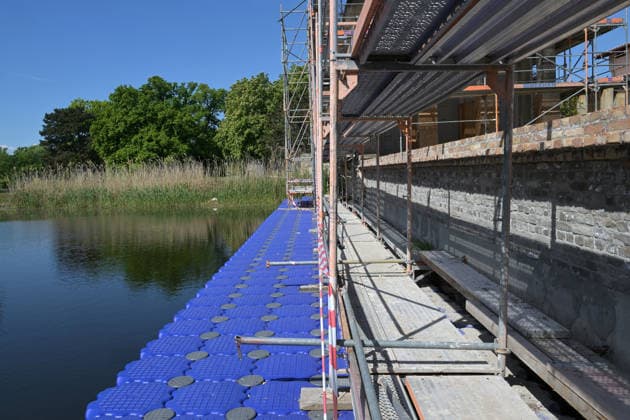 Richtfest bei den Römischen Bädern Sanierungsarbeiten an den Römischen Bädern am 18.05.2026 im Potsdamer Park Sanssouci. Mit Hilfe von Schwimmpontons wurden Baugerüste auf der Wasserseite der Bäder in einem See aufgebaut, um die Außenmauern zu sanieren. Bis 2029 sollen die Restaurierungsarbeiten an dem Ensemble fertig gestellt sein. Die Gesamtbaukosten sind mit ca. 19 Millionen Euro zu beziffern. Potsdam Park Sanssouci Brandenburg Deutschland