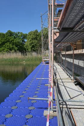 Richtfest bei den Römischen Bädern Sanierungsarbeiten an den Römischen Bädern am 18.05.2026 im Potsdamer Park Sanssouci. Mit Hilfe von Schwimmpontons wurden Baugerüste auf der Wasserseite der Bäder in einem See aufgebaut, um die Außenmauern zu sanieren. Bis 2029 sollen die Restaurierungsarbeiten an dem Ensemble fertig gestellt sein. Die Gesamtbaukosten sind mit ca. 19 Millionen Euro zu beziffern. Potsdam Park Sanssouci Brandenburg Deutschland