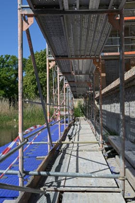 Richtfest bei den Römischen Bädern Sanierungsarbeiten an den Römischen Bädern am 18.05.2026 im Potsdamer Park Sanssouci. Mit Hilfe von Schwimmpontons wurden Baugerüste auf der Wasserseite der Bäder in einem See aufgebaut, um die Außenmauern zu sanieren. Bis 2029 sollen die Restaurierungsarbeiten an dem Ensemble fertig gestellt sein. Die Gesamtbaukosten sind mit ca. 19 Millionen Euro zu beziffern. Potsdam Park Sanssouci Brandenburg Deutschland