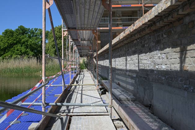 Richtfest bei den Römischen Bädern Sanierungsarbeiten an den Römischen Bädern am 18.05.2026 im Potsdamer Park Sanssouci. Mit Hilfe von Schwimmpontons wurden Baugerüste auf der Wasserseite der Bäder in einem See aufgebaut, um die Außenmauern zu sanieren. Bis 2029 sollen die Restaurierungsarbeiten an dem Ensemble fertig gestellt sein. Die Gesamtbaukosten sind mit ca. 19 Millionen Euro zu beziffern. Potsdam Park Sanssouci Brandenburg Deutschland