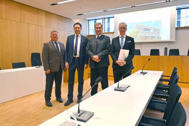 v.re:Dr. Hans-Joachim Hessler, Markus SOEDER (Ministerpraesident Bayern und CSU Vorsitzender),Georg EISENREICH (Justizinister Bayern), Christian BERNREITER (Bayerischer Staatsminister fuer Wohnen, Bau und Verkehr). Praesident des Oberlandesgericht im Schwurgerichtssaal, Sitzungssaal,Gerichtssaal, Eroeffnung Strafjustizzentrum am Leonrodplatz in Muenchen am 18.05.2026.
