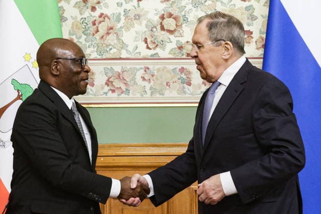 RUSSIA, MOSCOW - MAY 18, 2026: Russia s Foreign Minister Sergei Lavrov (R) and Simeon Oyono Esono Angue, Minister of Foreign Affairs, International Cooperation, and Diaspora of Equatorial Guinea, shake hands during a joint press conference following their meeting at the Reception House of the Russian Foreign Ministry Moscow Russia  - ZUMAt113 20260518_zaa_t113_066 Copyright: xMikhailxSinitsynx