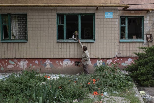 Aftermath of Russian attack in Druzhkivka DRUZHKIVKA, UKRAINE - MAY 18: Two neighbours clean the windows of their house following a Russian air strike on a residential area in Druzhkivka, Ukraine, 18 May 2026. Diego Herrera Carcedo Anadolu Druzhkivka Ukraine. Editorial use only. Please get in touch for any other usage.  Copyright: x2026xAnadoluxDiegoxHerreraxCarcedox