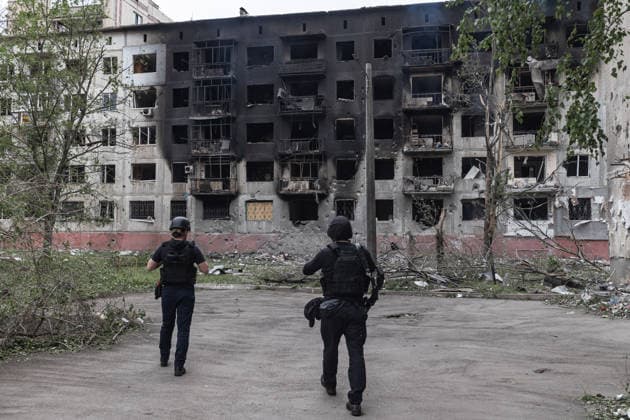 Aftermath of Russian attack in Druzhkivka DRUZHKIVKA, UKRAINE - MAY 18: An emergency services worker and a police officer check the damage to a residential building following a russian air strike on a residential area in Druzhkivka, Ukraine, on May 18, 2026. Diego Herrera Carcedo Anadolu Druzhkivka Ukraine. Editorial use only. Please get in touch for any other usage.  Copyright: x2026xAnadoluxDiegoxHerreraxCarcedox