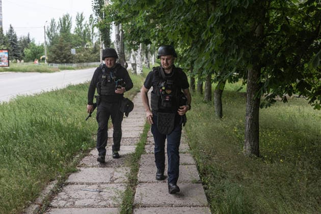 Aftermath of Russian attack in Druzhkivka DRUZHKIVKA, UKRAINE - MAY 18: Police and emergency services walk along a street in Druzhkivka during an evacuation, in Druzhkivka, Ukraine, 18 May 2026. Diego Herrera Carcedo Anadolu Druzhkivka Ukraine. Editorial use only. Please get in touch for any other usage.  Copyright: x2026xAnadoluxDiegoxHerreraxCarcedox