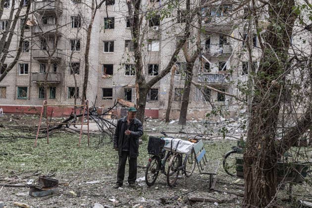 Aftermath of Russian attack in Druzhkivka DRUZHKIVKA, UKRAINE - MAY 18: A man stands next to his belongings and his bicycle in front of a destroyed building following a Russian airstrike on a residential area in Druzhkivka, Ukraine, on May 18, 2026. Diego Herrera Carcedo Anadolu Druzhkivka Ukraine. Editorial use only. Please get in touch for any other usage.  Copyright: x2026xAnadoluxDiegoxHerreraxCarcedox