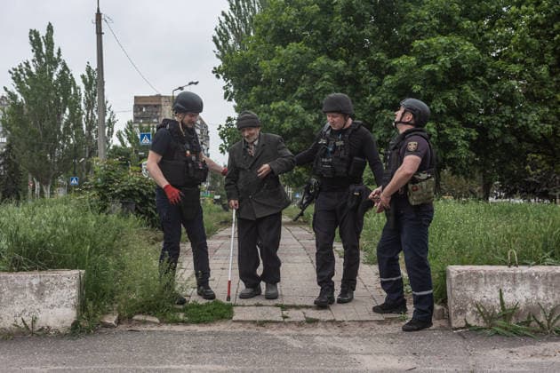 Aftermath of Russian attack in Druzhkivka DRUZHKIVKA, UKRAINE - MAY 18: Emergency service workers and a police officer help 79-year-old Misha during an evacuation following a Russian air strike on a residential area in Druzhkivka, Ukraine, on 18 May 2026. Diego Herrera Carcedo Anadolu Druzhkivka Ukraine. Editorial use only. Please get in touch for any other usage.  Copyright: x2026xAnadoluxDiegoxHerreraxCarcedox