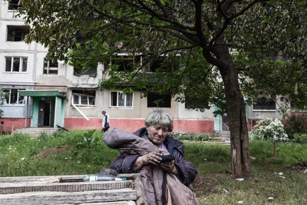Aftermath of Russian attack in Druzhkivka DRUZHKIVKA, UKRAINE - MAY 18: A woman, with soot smudged across her face and hands, sits at a table in front of a destroyed residential building following a Russian airstrike on a residential area in Druzhkivka, Ukraine, on May 18, 2026. Diego Herrera Carcedo Anadolu Druzhkivka Ukraine. Editorial use only. Please get in touch for any other usage.  Copyright: x2026xAnadoluxDiegoxHerreraxCarcedox