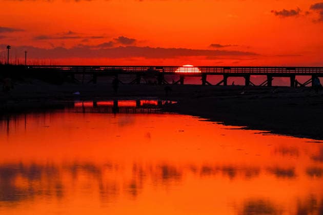May 18, 2026, Isle Of Palms, Sc, United States: A dramatic sunrise reflects on the clouds and the tidal pool below on Front Beach, May 18, 2026 in Isle of Palms, South Carolina. Isle Of Palms United States  - ZUMAe02_ 20260518_zaf_e02_015 Copyright: xRichardxEllisx