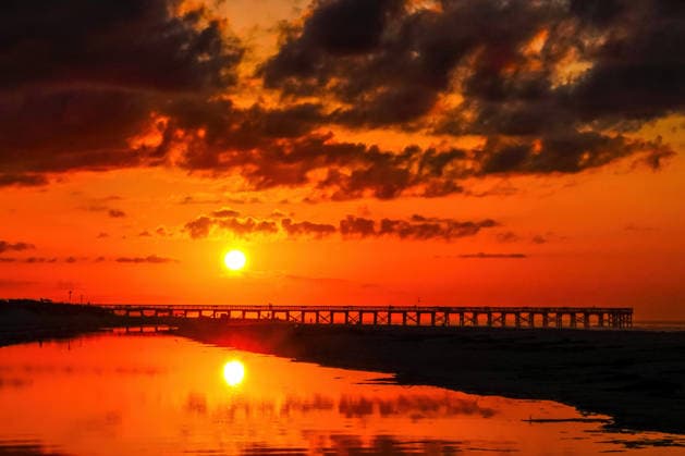 May 18, 2026, Isle Of Palms, Sc, United States: A dramatic sunrise reflects on the clouds and the tidal pool below on Front Beach, May 18, 2026 in Isle of Palms, South Carolina. Isle Of Palms United States  - ZUMAe02_ 20260518_zaf_e02_012 Copyright: xRichardxEllisx