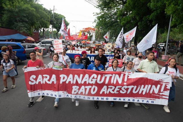 May 18, 2026, Pasay, Metro Manila, Philippines: Protesters march toward the gates of the Philippine Senate to demand the impeachment of the vice president, Sara Duterte. Pasay Philippines - ZUMAy102 20260518_zip_y102_001 Copyright: xKenosisxYapx