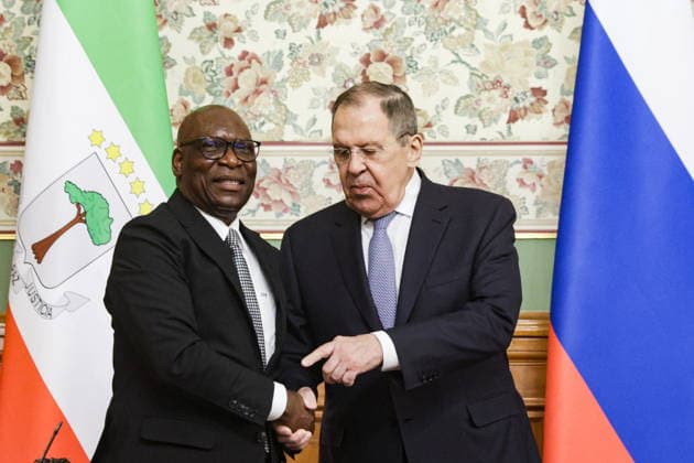RUSSIA, MOSCOW - MAY 18, 2026: Russia s Foreign Minister Sergei Lavrov (R) and Simeon Oyono Esono Angue, Minister of Foreign Affairs, International Cooperation, and Diaspora of Equatorial Guinea, shake hands during a joint press conference following their meeting at the Reception House of the Russian Foreign Ministry Moscow Russia  - ZUMAt113 20260518_zaa_t113_238 Copyright: xMikhailxSinitsynx
