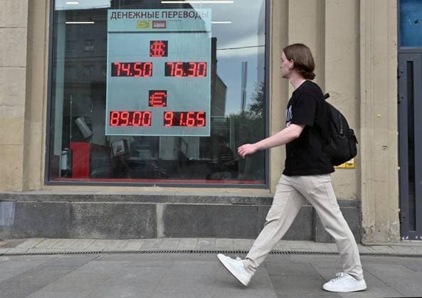 Russia Economy 9168278 18.05.2026 A pedestrian walks past a board showing currency exchange rates for the U.S. dollar and the euro against the Russian rouble in Moscow, Russia. The dollar exchange rate, which serves as a benchmark for the over-the-counter market, fell below 72 rubles for the first time since February 8, 2023, according to trading data. Ilya Pitalev Sputnik Moscow Russia  Copyright: xIlyaxPitalevx