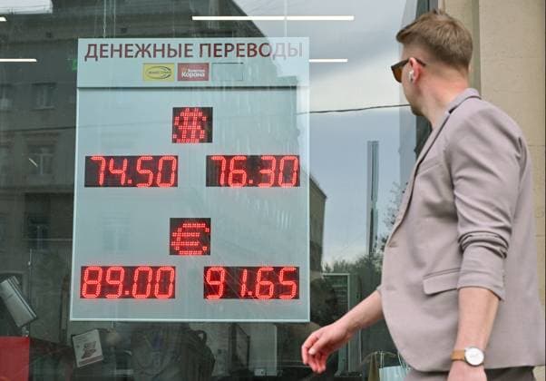 Russia Economy 9168280 18.05.2026 A man walks past a board showing currency exchange rates for the U.S. dollar and the euro against the Russian rouble in Moscow, Russia. The dollar exchange rate, which serves as a benchmark for the over-the-counter market, fell below 72 rubles for the first time since February 8, 2023, according to trading data. Ilya Pitalev Sputnik Moscow Russia  Copyright: xIlyaxPitalevx