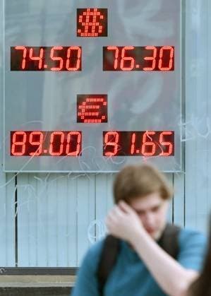 Russia Economy 9168287 18.05.2026 A pedestrian walks past a board showing currency exchange rates for the U.S. dollar and the euro against the Russian rouble in Moscow, Russia. The dollar exchange rate, which serves as a benchmark for the over-the-counter market, fell below 72 rubles for the first time since February 8, 2023, according to trading data. Ilya Pitalev Sputnik Moscow Russia  Copyright: xIlyaxPitalevx
