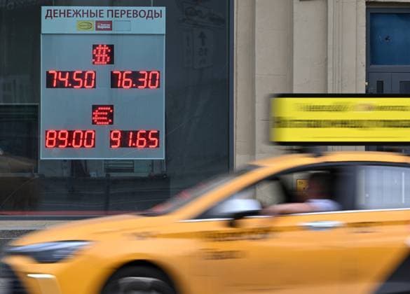 Russia Economy 9168312 18.05.2026 A taxi drives past a board showing currency exchange rates for the U.S. dollar and the euro against the Russian rouble in Moscow, Russia. The dollar cross rate, which serves as a benchmark for the over-the-counter market, fell below 72 rubles for the first time since February 8, 2023, according to trading data. Ilya Pitalev Sputnik Moscow Russia  Copyright: xIlyaxPitalevx