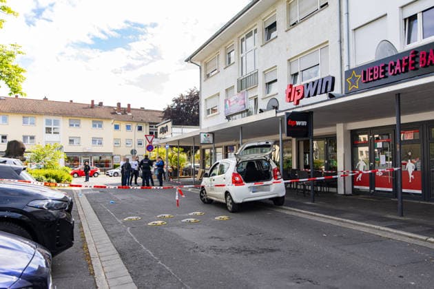 41-Jähriger mit Messer verletzt Fahndung mit Hubschrauber Täter flüchtig Am 18.05.2026 wurde ein 41-jähriger Mann aus Groß-Gerau am Berliner Platz in Rüsselsheim schwer verletzt. Nach ersten Erkenntnisse der Polizei soll ein unbekannter Tatverdächtiger den Mann gegen 15:45 Uhr vor einer Lokalität mit einem Messer angegriffen haben. Der Täter flüchtete nach der Tat vom Tatort die Polizei fahndete unter anderem mit einem Hubschrauber nach ihm. Das Opfer wurde mit schweren Verletzungen in eine Klinik gebracht. Die Kriminalpolizei Rüsselsheim hat die Ermittlungen aufgenommen. Rüsselsheim am Main Rüsselsheim Hessen Deutschland
