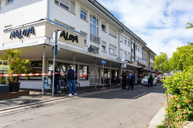 41-Jähriger mit Messer verletzt Fahndung mit Hubschrauber Täter flüchtig Am 18.05.2026 wurde ein 41-jähriger Mann aus Groß-Gerau am Berliner Platz in Rüsselsheim schwer verletzt. Nach ersten Erkenntnisse der Polizei soll ein unbekannter Tatverdächtiger den Mann gegen 15:45 Uhr vor einer Lokalität mit einem Messer angegriffen haben. Der Täter flüchtete nach der Tat vom Tatort die Polizei fahndete unter anderem mit einem Hubschrauber nach ihm. Das Opfer wurde mit schweren Verletzungen in eine Klinik gebracht. Die Kriminalpolizei Rüsselsheim hat die Ermittlungen aufgenommen. Rüsselsheim am Main Rüsselsheim Hessen Deutschland