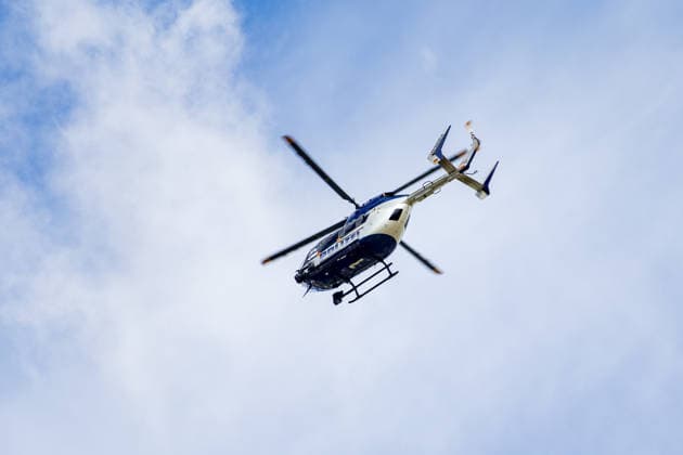 41-Jähriger mit Messer verletzt Fahndung mit Hubschrauber Täter flüchtig Am 18.05.2026 wurde ein 41-jähriger Mann aus Groß-Gerau am Berliner Platz in Rüsselsheim schwer verletzt. Nach ersten Erkenntnisse der Polizei soll ein unbekannter Tatverdächtiger den Mann gegen 15:45 Uhr vor einer Lokalität mit einem Messer angegriffen haben. Der Täter flüchtete nach der Tat vom Tatort die Polizei fahndete unter anderem mit einem Hubschrauber nach ihm. Das Opfer wurde mit schweren Verletzungen in eine Klinik gebracht. Die Kriminalpolizei Rüsselsheim hat die Ermittlungen aufgenommen. Rüsselsheim am Main Rüsselsheim Hessen Deutschland