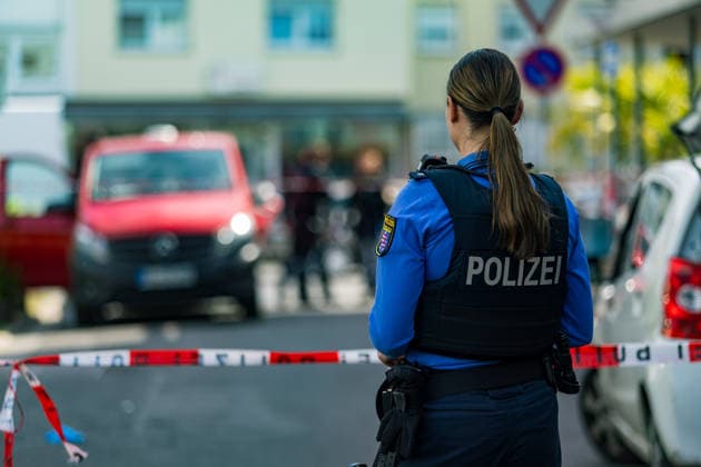 41-Jähriger mit Messer verletzt Fahndung mit Hubschrauber Täter flüchtig Am 18.05.2026 wurde ein 41-jähriger Mann aus Groß-Gerau am Berliner Platz in Rüsselsheim schwer verletzt. Nach ersten Erkenntnisse der Polizei soll ein unbekannter Tatverdächtiger den Mann gegen 15:45 Uhr vor einer Lokalität mit einem Messer angegriffen haben. Der Täter flüchtete nach der Tat vom Tatort die Polizei fahndete unter anderem mit einem Hubschrauber nach ihm. Das Opfer wurde mit schweren Verletzungen in eine Klinik gebracht. Die Kriminalpolizei Rüsselsheim hat die Ermittlungen aufgenommen. Rüsselsheim am Main Rüsselsheim Hessen Deutschland