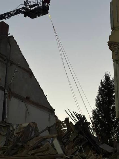 Update: 19.05.2026. 5:10 Uhr. Neuste Bilder. Görlitz, James-von-Moltke-Straße. Wohnhaus eingestürzt. Vorausgegangen war offenbar eine Explosion. Feuerwehr und Rettungsdienst sind vor Ort. Der Bereich der James-von-Moltke-Straße ist weiträumig abgesperrt. Görlitz, 18.05.2026. Einsatzkräfte von Polizei und Feuerwehr stehen in der Nähe eines eingestürzten Hauses. Aus bislang ungeklärter Ursache ist in Görlitz ein Mehrfamilienhaus aus der Gründerzeit eingestürzt. Copyright: xMatthiasxWehnertx