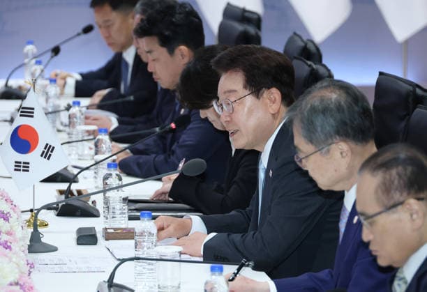 S. Korea-Japan summit talks S. Korea-Japan summit talks South Korean President Lee Jae Myung (3rd from R) speaks to Japanese Prime Minister Sanae Takaichi during their summit talks in Andong, North Gyeongsang Province, southeastern South Korea, on May 19, 2026. (Yonhap) 2026-05-19 16:18:42 < 1980-2026 YONHAPNEWS AGENCY. .> ¾Èµ¿½Ã °æ»óºÏµµ EDITORIAL USE ONLY  Copyright: xx PYH2026051916350031500 YonhapxNewsx yonphotos252408