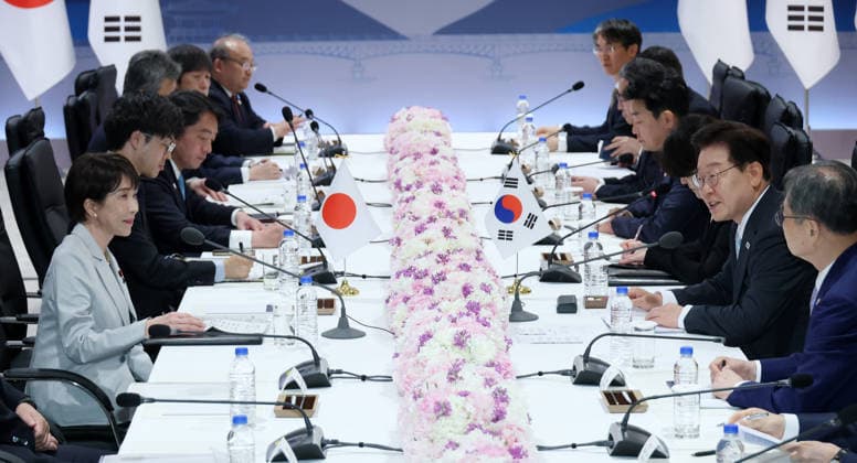 S. Korea-Japan summit talks S. Korea-Japan summit talks South Korean President Lee Jae Myung (2nd from R) and Japanese Prime Minister Sanae Takaichi (L) hold summit talks in Andong, North Gyeongsang Province, southeastern South Korea, on May 19, 2026. (Yonhap) 2026-05-19 16:19:52 < 1980-2026 YONHAPNEWS AGENCY. .> ¾Èµ¿½Ã °æ»óºÏµµ EDITORIAL USE ONLY  Copyright: xx PYH2026051916520031500 YonhapxNewsx yonphotos252409