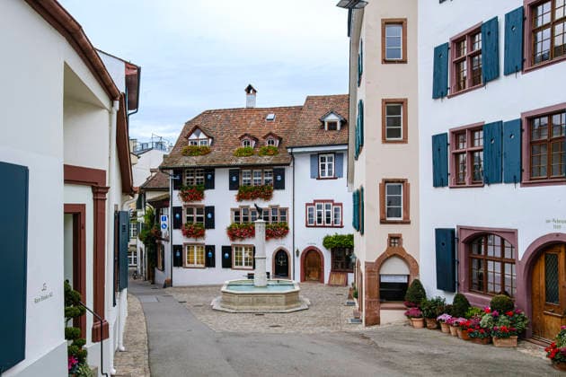 Altstadt Basel, Schweiz Unterer Heuberg und Gemsbergbrunnen in der historischen Altstadt von Basel, Kanton Basel-Stadt, Schweiz.