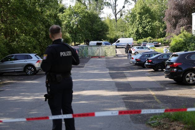 Frau tot vor Mehrfamilienhaus aufgefunden - 23-Jähriger festgenommen Am 19.05.2026 wurde gegen 05:40 Uhr in Hanau in der August-Schärttner-Straße eine 52-jährige Frau tot auf dem Parkplatz vor einem Mehrfamilienhaus aufgefunden. Die Frau wies Anzeichen scharfer Gewalt auf jede Hilfe kam zu spät. Ein 23-Jähriger, der selbst den Notruf abgesetzt hatte, wurde in Tatortnähe festgenommen und steht in dringendem Tatverdacht. Staatsanwaltschaft und Kriminalpolizei Hanau ermittelten wegen des Verdachts eines Tötungsdeliktes Hintergründe und Motiv waren zunächst unklar. Ersten Erkenntnissen zufolge kannten sich Tatverdächtiger und Opfer. Hanau Lamboy Hessen Deutschland