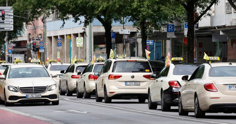 Taxipreise 19.05.2026 Mehrere hundert Taxifahrer demonstrieren mit Konvoi durch die Innenstadt gegen Dumpingpreise von Fahrdiensten wie Uber und Bolt und für einheitliches Beförderungsentgelt - Taxidemo Frankfurt am Main Hessen Deutschland