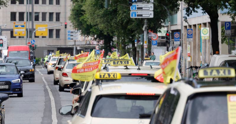 Taxipreise 19.05.2026 Mehrere hundert Taxifahrer demonstrieren mit Konvoi durch die Innenstadt gegen Dumpingpreise von Fahrdiensten wie Uber und Bolt und für einheitliches Beförderungsentgelt - Taxidemo Frankfurt am Main Hessen Deutschland