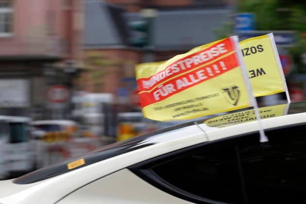 Taxipreise 19.05.2026 Mehrere hundert Taxifahrer demonstrieren mit Konvoi durch die Innenstadt gegen Dumpingpreise von Fahrdiensten wie Uber und Bolt und für einheitliches Beförderungsentgelt - Taxidemo Frankfurt am Main Hessen Deutschland