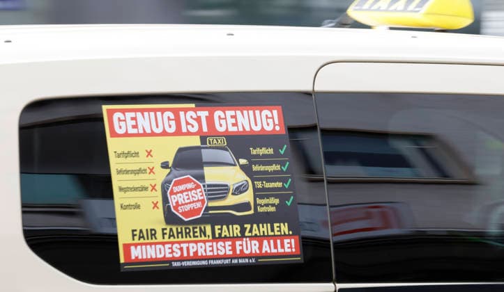 Taxipreise 19.05.2026 Mehrere hundert Taxifahrer demonstrieren mit Konvoi durch die Innenstadt gegen Dumpingpreise von Fahrdiensten wie Uber und Bolt und für einheitliches Beförderungsentgelt - Taxidemo Frankfurt am Main Hessen Deutschland