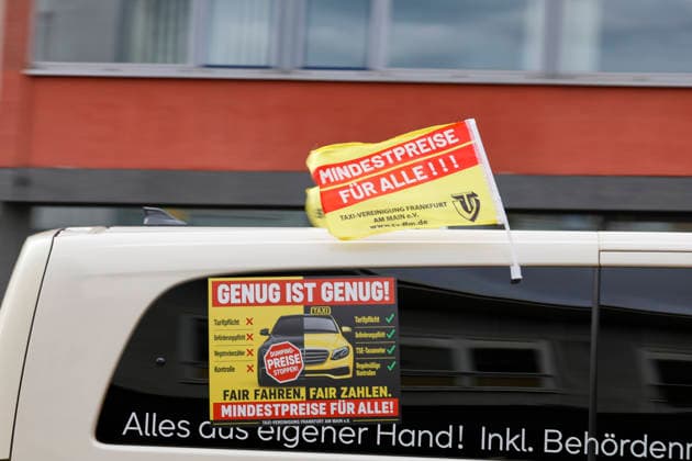 Taxipreise 19.05.2026 Mehrere hundert Taxifahrer demonstrieren mit Konvoi durch die Innenstadt gegen Dumpingpreise von Fahrdiensten wie Uber und Bolt und für einheitliches Beförderungsentgelt - Taxidemo Frankfurt am Main Hessen Deutschland
