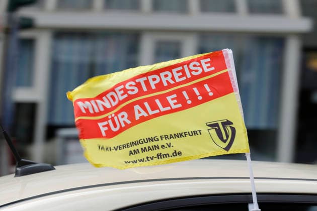 Taxipreise 19.05.2026 Mehrere hundert Taxifahrer demonstrieren mit Konvoi durch die Innenstadt gegen Dumpingpreise von Fahrdiensten wie Uber und Bolt und für einheitliches Beförderungsentgelt - Taxidemo Frankfurt am Main Hessen Deutschland