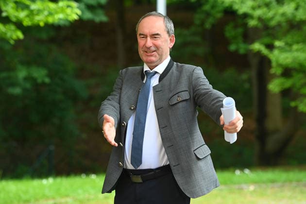 Ankunft Hubert AIWANGER (Freie Waehler,Wirtschaftsminister Bayern), Einzelbild,angeschnittenes Einzelmotiv, Halbfigur,halbe Figur. Pressekonferenz der Bayerischen Staatsregierung nach Kabinettssitzung am 19.05.2026 im Prinz Carl Palais in Muenchen.
